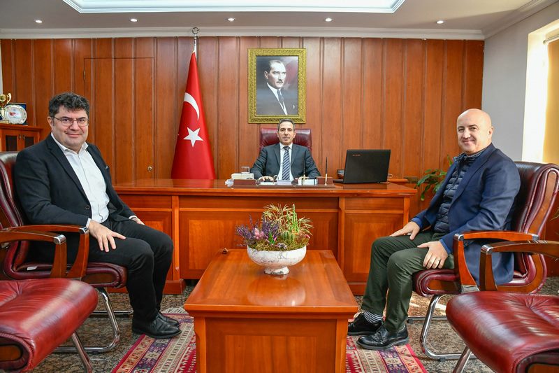 Kaymakam ORAL,Bursa ili Adient Firma Genel Müdürü Mükremin ERASLAN ve Finans Direktörü Emre KIRIMLI'nın ziyaretlerini makamında kabul etti