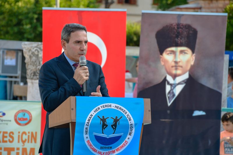 Kaymakamımız Sayın Avni ORAL ve eşi Hande Sinem ORAL,Hayat Boyu Öğrenme Haftası kapsamında  düzenlenen sergi ve etkinlik açılış törenine katıldı