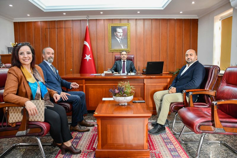 Kaymakamımız Sn.Avni ORAL, Özgür Akademi Kurucu Müdürü Özgür KAHRİMAN ve Yönetiminin ziyaretlerini makamında kabul etti.