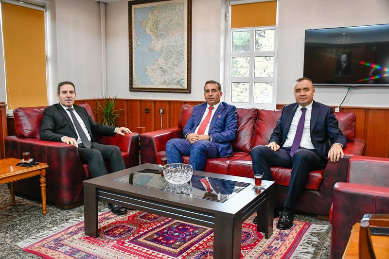 Kaymakamımız Sayın Avni ORAL;Kemalpaşa Kaymakamı Sn.Musa SARI,Torbalı Kaymakamı Sn.Ercan ÖTER'in ziyaretlerini makamında kabul etti