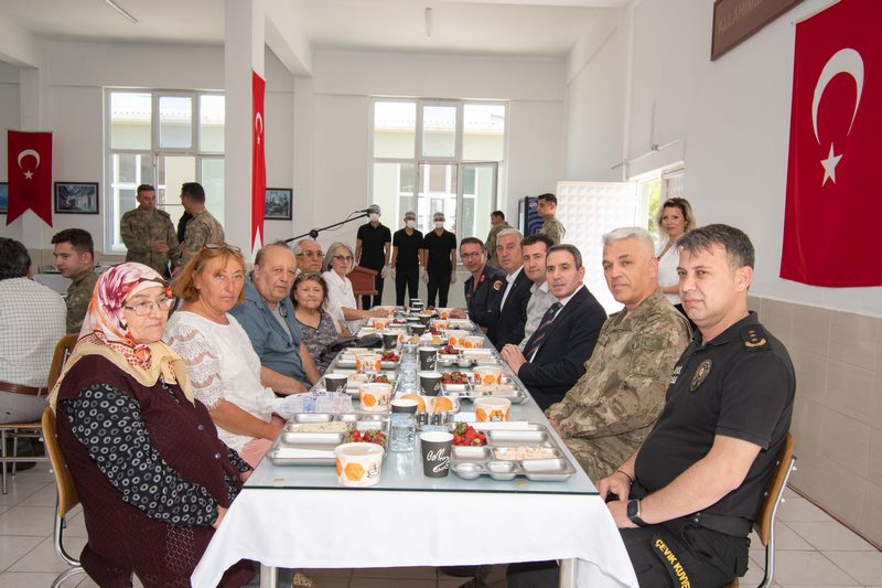  Kaymakamımız Sayın Avni ORAL,Şehit ve Gazi Aileleri onuruna İlçe Garnizonunda düzenlenen öğle yemeğine katıldı