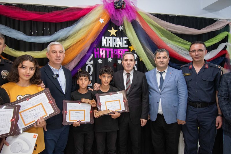  2024-2025 Eğitim Öğretim Yılı Yıl sonu Karne Dağıtım Töreni Kaymakamımız Sn. Avni ORAL ve İlçe protokolünün katılımları ile gerçekleşti