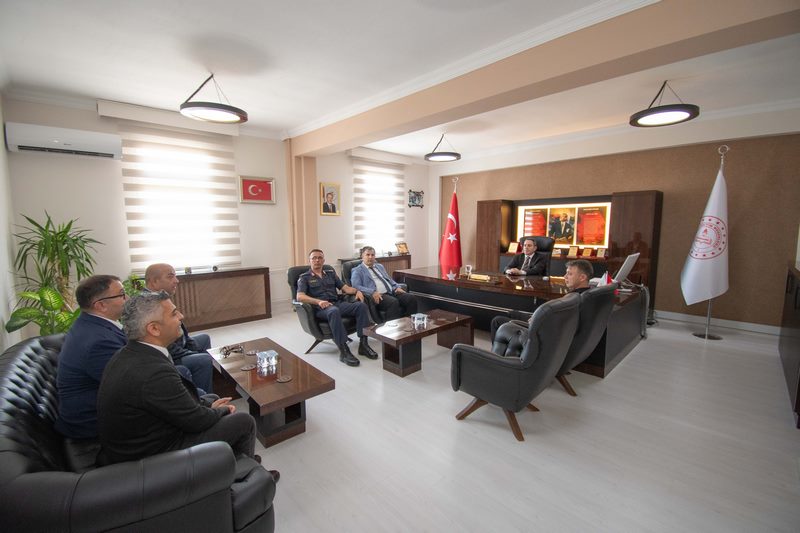 Kaymakamımız Sayın Avni ORAL;İlçe Milli Eğitim Müdürlüğüne ziyaret ederek incelemelerde bulundu
